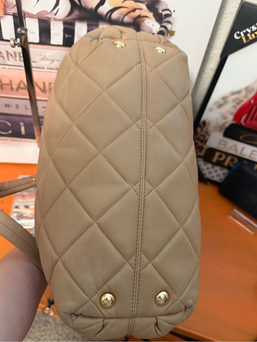 Michael Kors Quilted Beige Leather Shoulder Bag with Gold Hardware VGUC - Picture 9 of 13